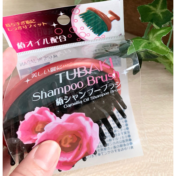 Щетка массажная для мытья волос и кожи головы, с маслом японской камелии Tagami Tsubaki Oil, IKEMOTO 1 шт.