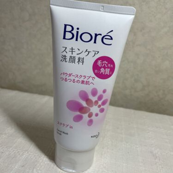 Пенка-скраб для лица с цветочным ароматом Biore Scrub In, KAO 130 г