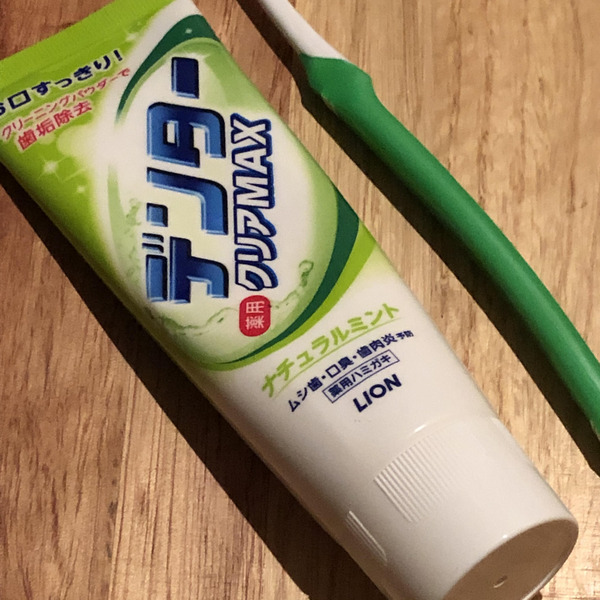 Зубная паста с микропудрой (мягкий мятный вкус) Dentor Clear MAX, вертикальная туба, LION 140 г