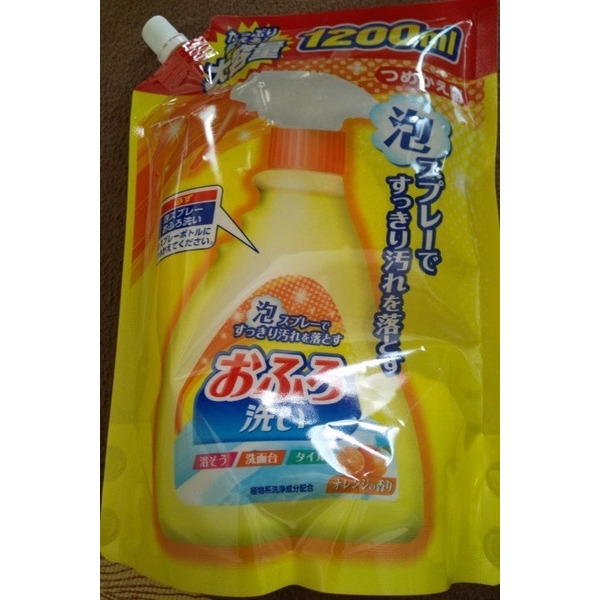Антибактериальное пенящееся чистящее средство для ванной Foam Spray Bathing wash с апельсиновым маслом, Nihon 1200 мл (запаска с крышкой)