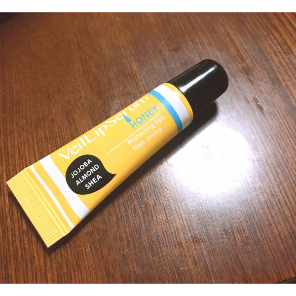 Увлажняющий блеск-бальзам для губ с натуральными растительными маслами и ментолом (аромат мёда) Veillipserium, Sun Smile  10 мл