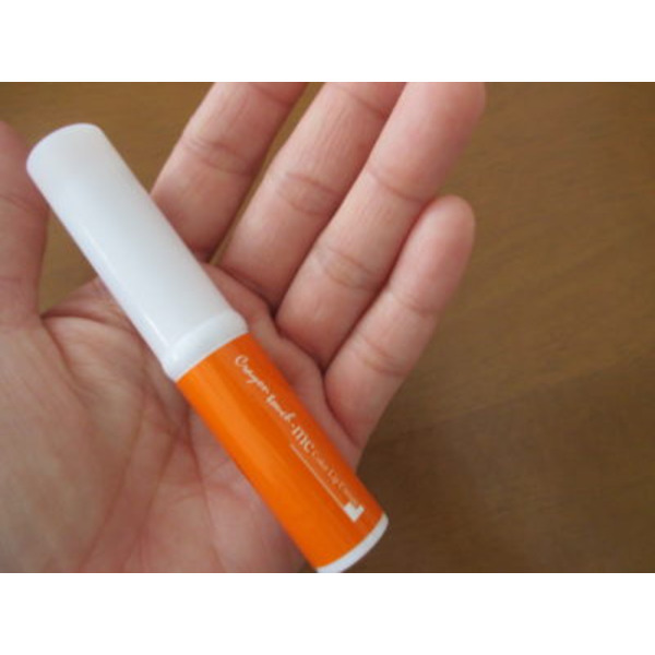 Оттеночный бальзам для губ Блестящий уход Crayon Touch me, SALAD TOWN (коралловый)  2,5 г