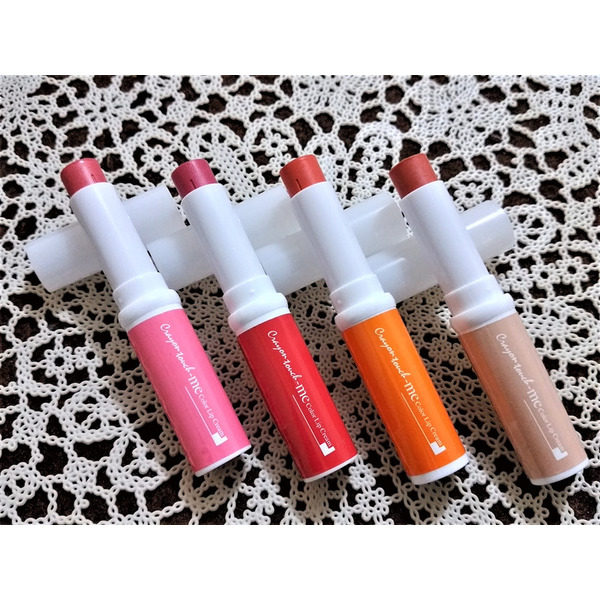 Оттеночный бальзам для губ Блестящий уход Crayon Touch me, SALAD TOWN (коралловый)  2,5 г