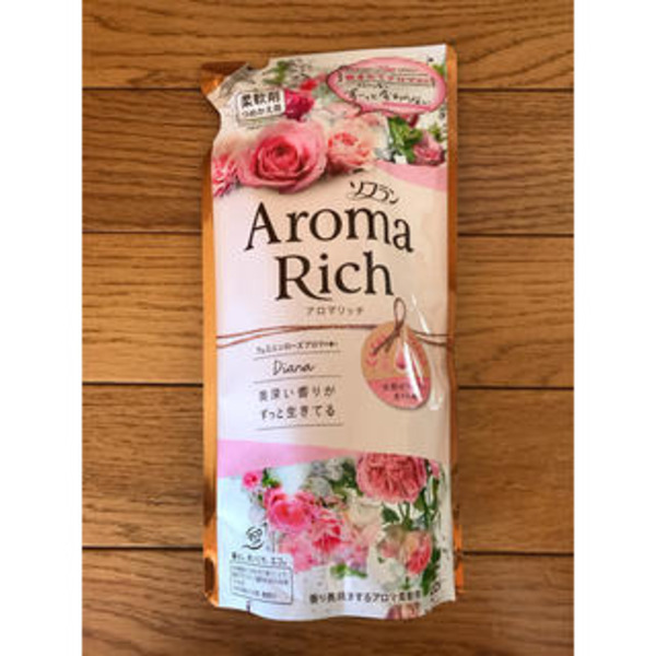 Кондиционер для белья длительного действия Aroma Rich Diana (аромат натуральных масел), LION 400 мл (мягкая упаковка)