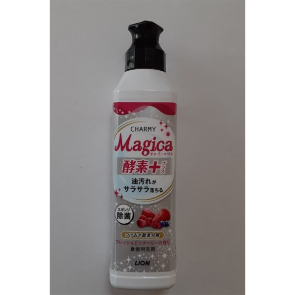 Концентрированное средство для мытья посуды Charmy Magica+, Lion (аромат свежих ягод) 220 мл