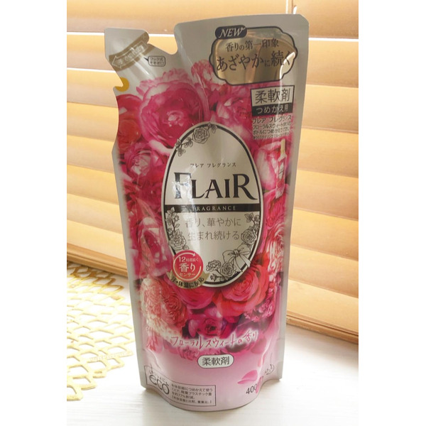 Кондиционер-смягчитель для белья со сладким цветочно-фруктовым ароматом Flair Fragrance Floral Sweet, KAO 400 мл (мягкая упаковка)