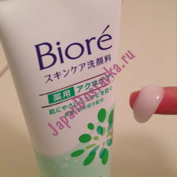 Средство для умывания лица с легким цветочным ароматом Biore Scrub in, KAO 130 г